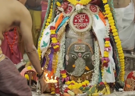 द्वादशी पर गणेश रूप में सजे बाबा महाकाल, भस्म आरती में दर्शन को उमड़ा जनसैलाब