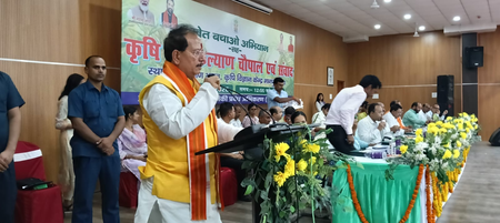 बिहार : 'खेत बचाओ अभियान' में कृषि मंत्री विजय सिन्हा ने किसानों को प्राकृतिक खेती अपनाने की सलाह दी
