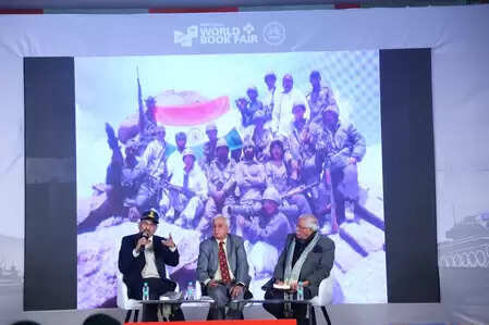 जबरदस्त गोलाबारी के बीच शत्रु की योजना की विफल, विश्व पुस्तक मेले में सैन्य बलिदान को किया गया याद