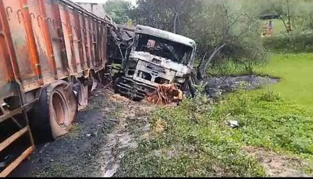 झारखंड : सरायकेला में हाइवा-ट्रेलर की भिड़ंत के बाद लगी आग, दो चालकों की मौत