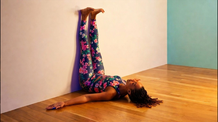 अनिद्रा और खराब ब्लड सर्कुलेशन से हैं परेशान? आजमाएं 'लेग्स अप द वॉल' पोज