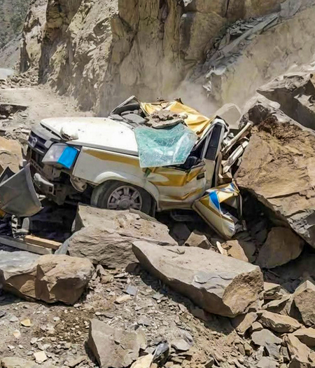 चट्टान गिरने के बाद वाहन में लगी आग, 6 माह के मासूम समेत 13 लोगों की मौत