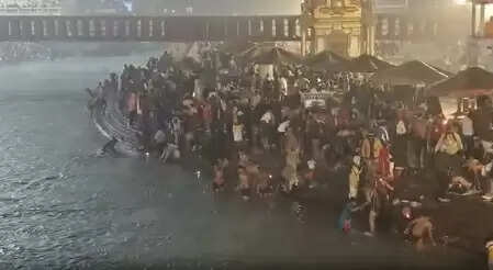 मकर संक्रांति : हर की पौड़ी पर उमड़ी श्रद्धालुओं की भीड़, ठंड के बावजूद गंगा स्नान जारी