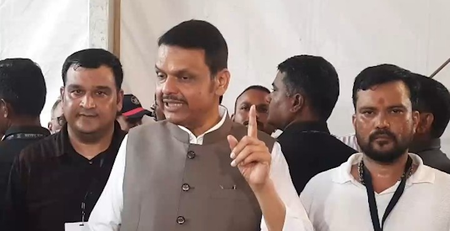 राहुल गांधी खाने और दिखाने के दांत अलग रखते हैं : सीएम फडणवीस