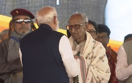 पश्चिम बंगाल : शपथ ग्रहण समारोह में पीएम मोदी ने लिया वरिष्ठ भाजपा कार्यकर्ता माखनलाल सरकार का आशीर्वाद