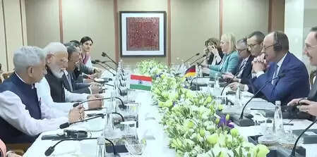 पीएम मोदी ने गांधीनगर के महात्मा मंदिर में जर्मन चांसलर मर्ज के साथ प्रतिनिधिमंडल स्तर की बातचीत की