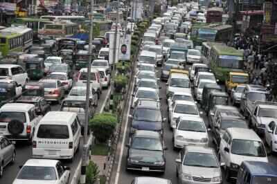 बांग्लादेश के पेट्रोल पंपों पर भीड़, सामान्‍य से ज्‍यादा खरीदारी से ईंधन आपूर्ति बाधित