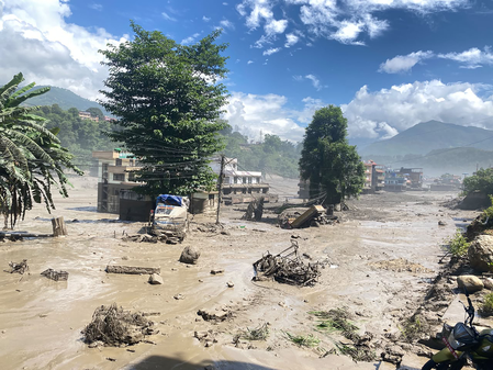 नेपाल बाढ़ में मरने वालों की संख्या हुई 95, सुरक्षाकर्मी और सैकड़ों पर्यटक अब भी लापता