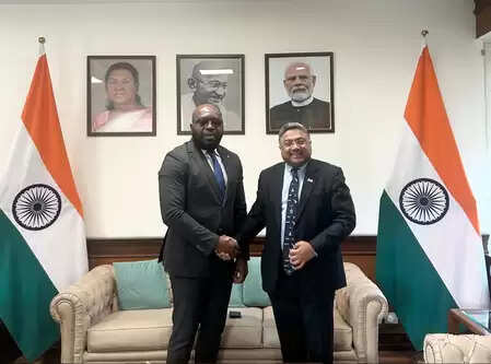 भारत के विदेश मंत्रालय के अधिकारी सिबी जॉर्ज ने लाइबेरिया के उपमंत्री जेडी मोब्रे से की मुलाकात