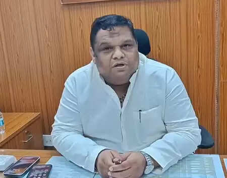 प्रियंक कानूनगो का अबू आजमी पर तंज, "गांधी का सरनेम कहां से मिला, सबको पता"