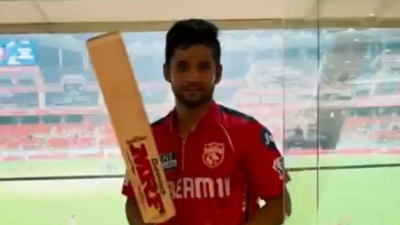 IPL 2025: विराट कोहली के सामने क्यों रोने लगे मुशीर खान, मांग ली ये खास चीज, देखें VIDEO