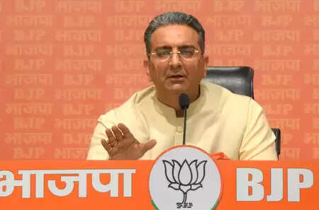 ममता बनर्जी पर गौरव भाटिया का तंज, 'तुम इतना क्यों छुपा रही हो? क्या ऐसा डर है, जिसे दबा रही हो?'