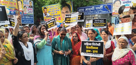 दिल्ली लक्ष्मी योजना के विरोध पर भाजपा का आप विधायकों के घर के बाहर प्रदर्शन, आपत्तियों पर माफी मांगने की मांग