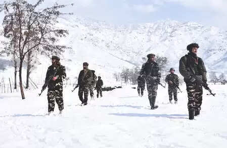 जम्मू-कश्मीर: ठंड और घने कोहरे के बीच दुश्मन को मुंहतोड़ जवाब देने को तैयार बीएसएफ