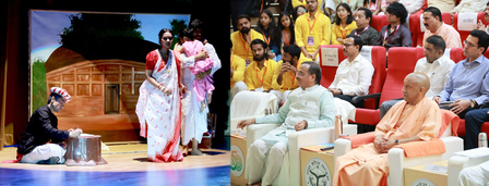 सीएम योगी ने देखी ‘आनंद मठ’ की नाट्य प्रस्तुति, कलाविदों और पूर्व छात्रों को किया सम्मानित