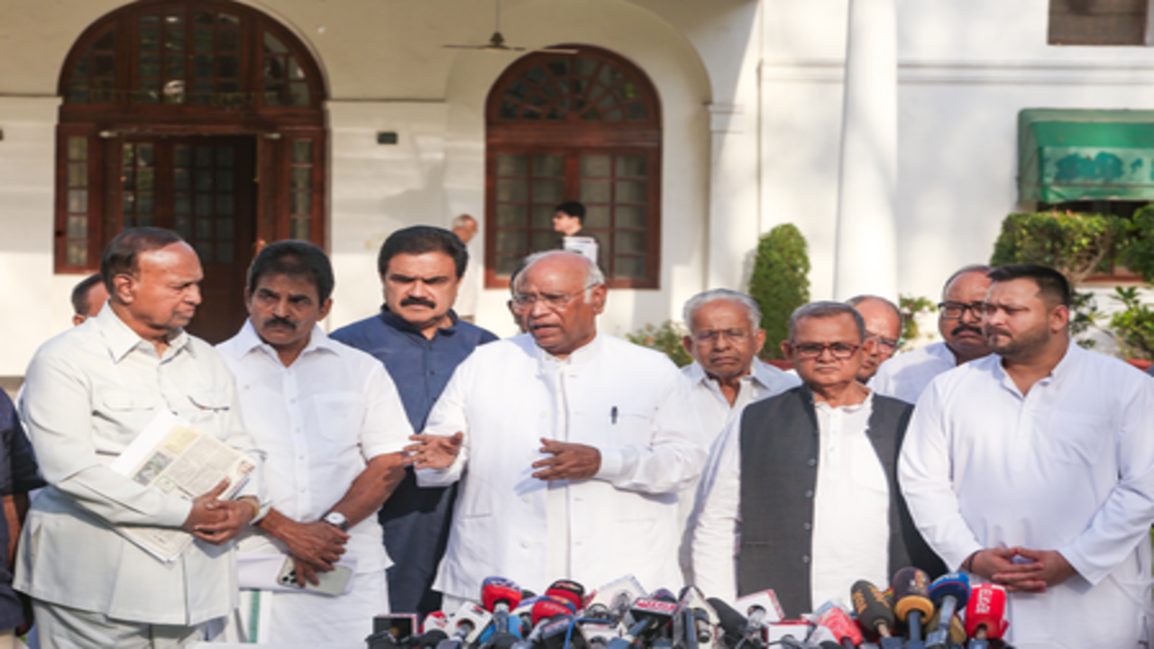दिल्ली में आज 'इंडिया' ब्लॉक की बैठक, केंद्र की नीतियों के खिलाफ विपक्षी एकजुटता पर जोर