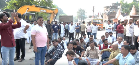 लखनऊ में अवैध चैंबरों पर चला बुलडोजर; विरोध में सड़क पर उतरे वकील, वैकल्पिक व्यवस्था की मांग