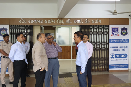 गुजरात डीजीपी ने की साइबर अपराध नियंत्रण व्यवस्था की समीक्षा, शिकायतों पर तेज कार्रवाई के निर्देश