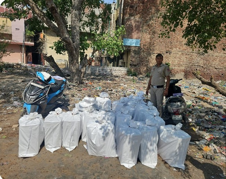 दिल्ली: अवैध शराब तस्करी पर बड़ी कार्रवाई, 57 कार्टन हरियाणा शराब बरामद, दो स्कूटी जब्त