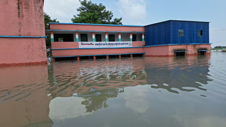 बिहार : गोपालगंज के कई गांवों में पहुंचा गंडक का पानी, बच्चों की किताबें भी नहीं बचा पाए परिवार
