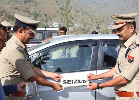 बारामूला पुलिस ने ड्रग तस्करी में शामिल गाड़ी जब्त की, आम लोगों से पुलिस को सूचना देने की अपील