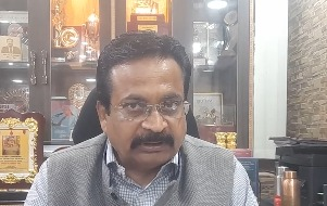 प्रियंका गांधी के 'गोमूत्र विशेषज्ञ' बयान पर शिक्षाविद नाराज, बोले-संसद में ऐसी भाषा से वैज्ञानिकों का होता है अपमान