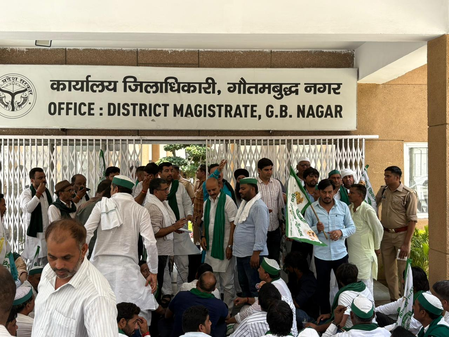 जिम्स कर्मचारियों की गिरफ्तारी पर भाकियू का प्रदर्शन, डायरेक्टर पर लगाए आरोप; जांच और रिहाई की मांग