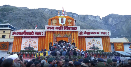 बद्रीनाथ धाम में आस्था का माहौल, देश-विदेश से श्रद्धालुओं का उमड़ा सैलाब