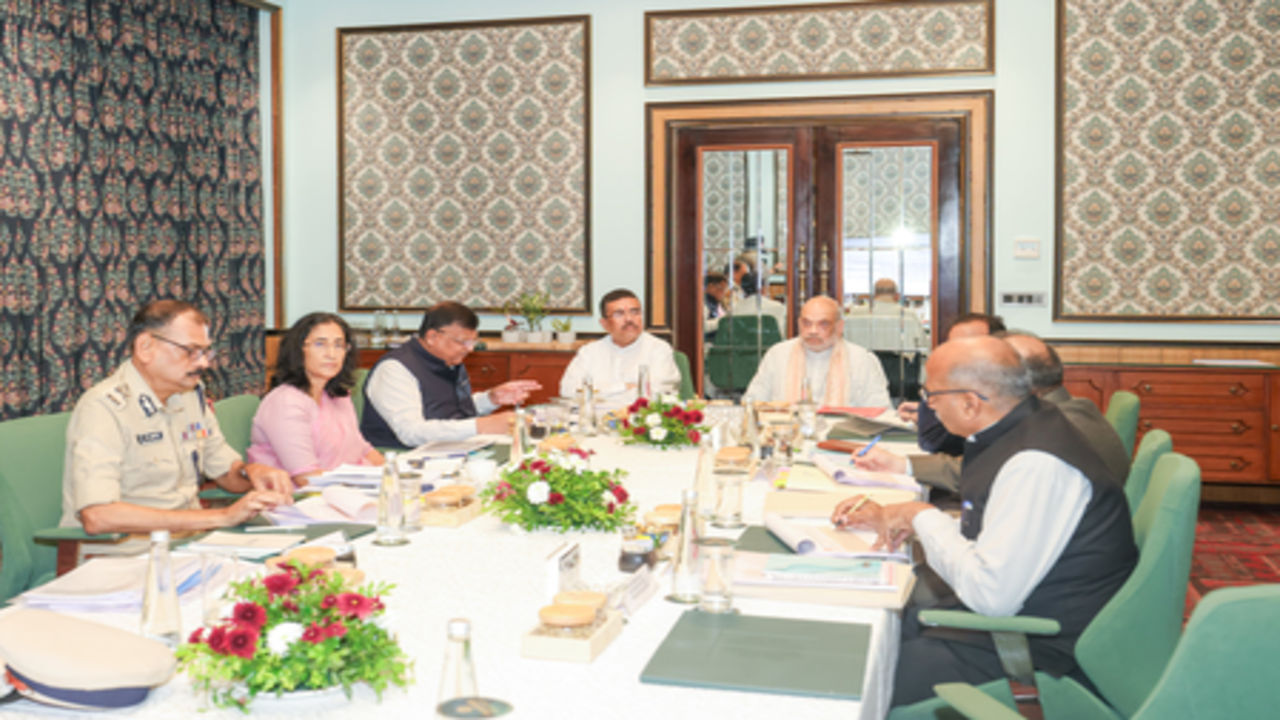 पश्चिम बंगाल में गृह मंत्री अमित शाह की हाई-लेवल बैठक, कटमनी-सिंडिकेट समेत चार शिकायत हेल्पलाइन सेवाओं की समीक्षा