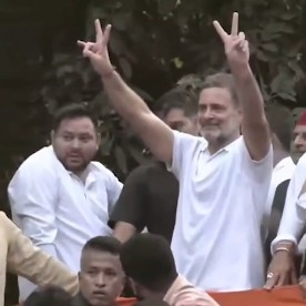 राहुल गांधी के साथ विपक्षी दलों के नेताओं का मार्च, ट्रक पर अखिलेश-तेजस्वी भी रहे सवार