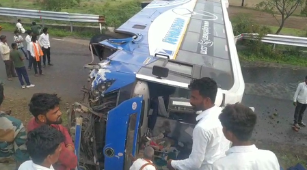 नासिक में सोमथाना घाट पर प्राइवेट लग्जरी बस पलटने से एक यात्री की मौत, पांच घायल