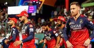 प्लेऑफ की दहलीज पर पहुंची आरसीबी को बड़ा झटका, विराट कोहली का चहेते का पूरे सीजन से कटा पत्ता