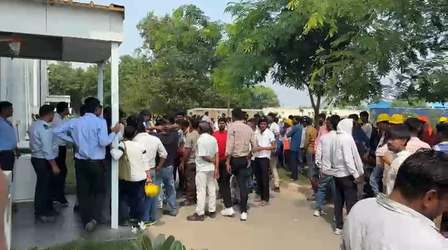 नोएडा इंटरनेशनल एयरपोर्ट पर मजदूरों का प्रदर्शन, छह महीने से वेतन नहीं मिलने का आरोप