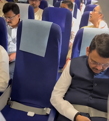 महाराष्ट्र: राजनीतिक घमासान के बीच फडणवीस और उद्धव ठाकरे ने एक ही विमान में किया सफर