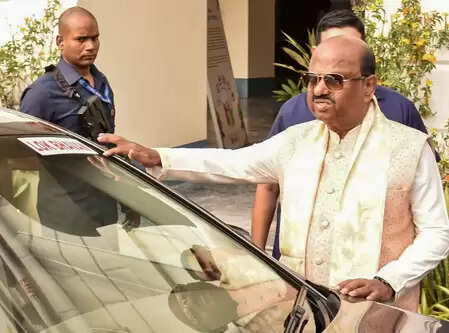 पश्चिम बंगाल: धमकी भरे ईमेल के बाद बिना सुरक्षा कोलकाता में सड़क पर उतरेंगे राज्यपाल सीवी आनंद बोस