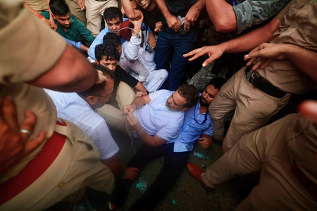 पीएम आवास से हटाकर राहुल गांधी को लेकर छत्रसाल स्टेडियम पहुंची पुलिस, मंदिर मार्ग थाने में प्रियंका गांधी वाड्रा