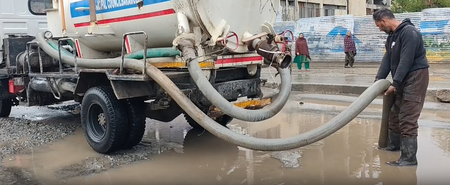 जम्मू-कश्मीरः बारामूला में बारिश के कारण हाईवे पर भरा पानी, लोगों को हो रही परेशानी