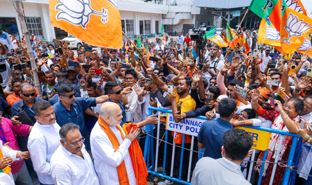 पश्चिम बंगाल : अमित शाह पहुंचे कोलकाता, दक्षिणेश्वर काली मंदिर में की पूजा, नए सीएम के नाम की होगी घोषणा
