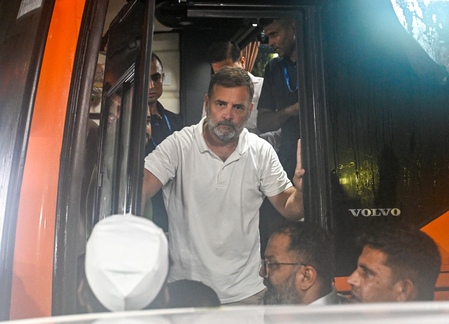 राहुल गांधी ने गांधी स्मृति तक मार्च किया, नीट छात्रों के लिए न्याय की मांग की
