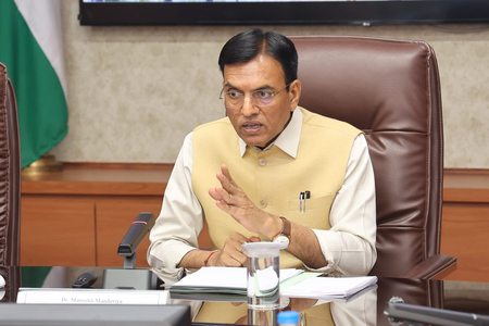 केंद्रीय खेल मंत्री ने शारीरिक शिक्षा शिक्षकों का एक व्यापक डेटाबेस बनाने का आह्वान किया