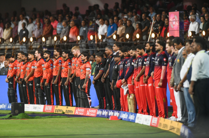 आईपीएल 2026: 1 मिनट के लिए शांत हो गया एम. चिन्नास्वामी स्टेडियम, पिछले सीजन भगदड़ में जान गंवाने वाले 11 प्रशंसकों को दी गई श्रद्धांजलि