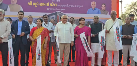 गुजरात: सीएम भूपेंद्र पटेल ने अहमदाबाद में हरी झंडी दिखाकर ई-बसों की शुरुआत की, हरित परिवहन की दिशा में बड़ा कदम