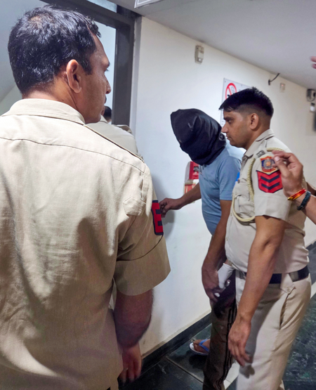 'एक ने गन निकाली, बाकी दो ने चाकू, फिर बारी-बारी से की दरिंदगी', कालकाजी गैंगरेप पीड़िता ने पुलिस को बताई सच्चाई