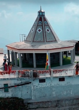 टिहरी की पहाड़ियों में बसा है मां चंद्रबदनी का दिव्य धाम, यहां पूरी होती है हर मनोकामना