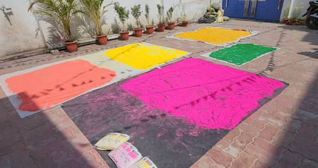 भागलपुर में खुशबूदार होली : सेल्फ हेल्प ग्रुप की महिलाओं ने तैयार किया अरोमाथेरेपी वाला हर्बल गुलाल