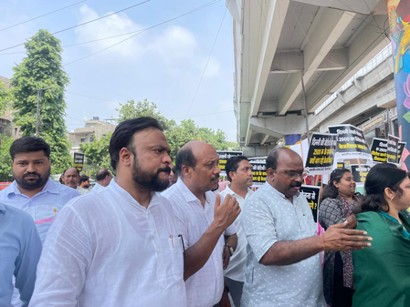 'आप' के 22 विधायकों के घरों के सामने भाजपा का विरोध प्रदर्शन, हर्ष मल्होत्रा ने किया नेतृत्व