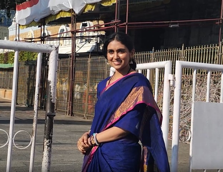 कृति सेनन ने फिल्म की सफलता और रिंकू राजगुरु ने जन्मदिन पर लिया भगवान वेंकटेश्वर का आशीर्वाद
