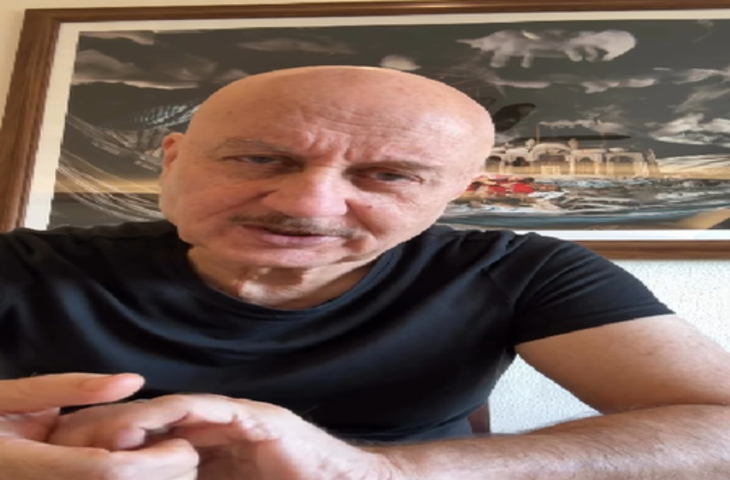 अपने जन्मदिन पर अनुपम खेर ने किया फैंस को 'इमोशनल ब्लैकमेल', 42 साल की मेहनत के बदले मांगा यह तोहफा