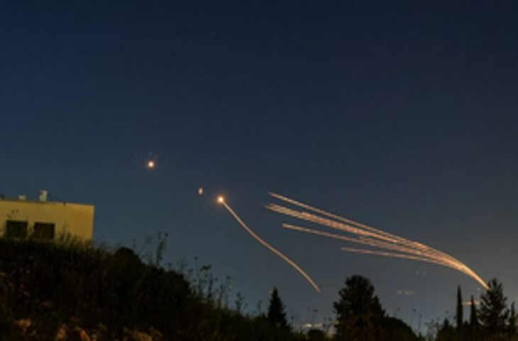 हिजबुल्लाह ने इजरायल पर दर्जनों रॉकेट दागे