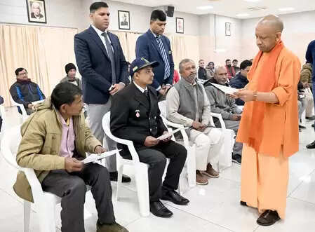 'जनता दर्शन' में आई महिला ने सीएम योगी को सुनाया दुखड़ा, पुलिस आयुक्त को तत्काल उचित कार्रवाई का निर्देश